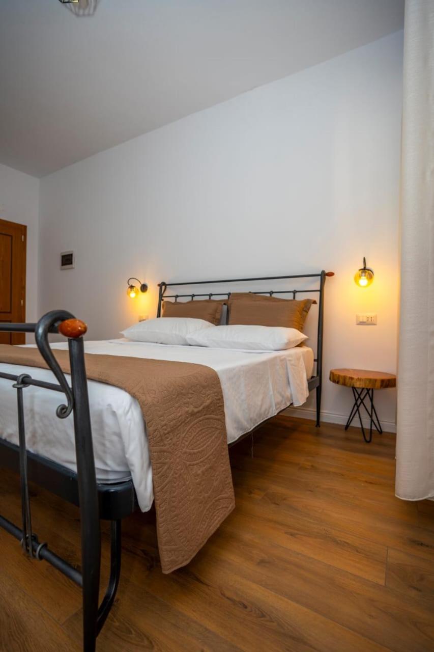 Guesthouse Veni I Gjyshit Nderlysaj Kültér fotó